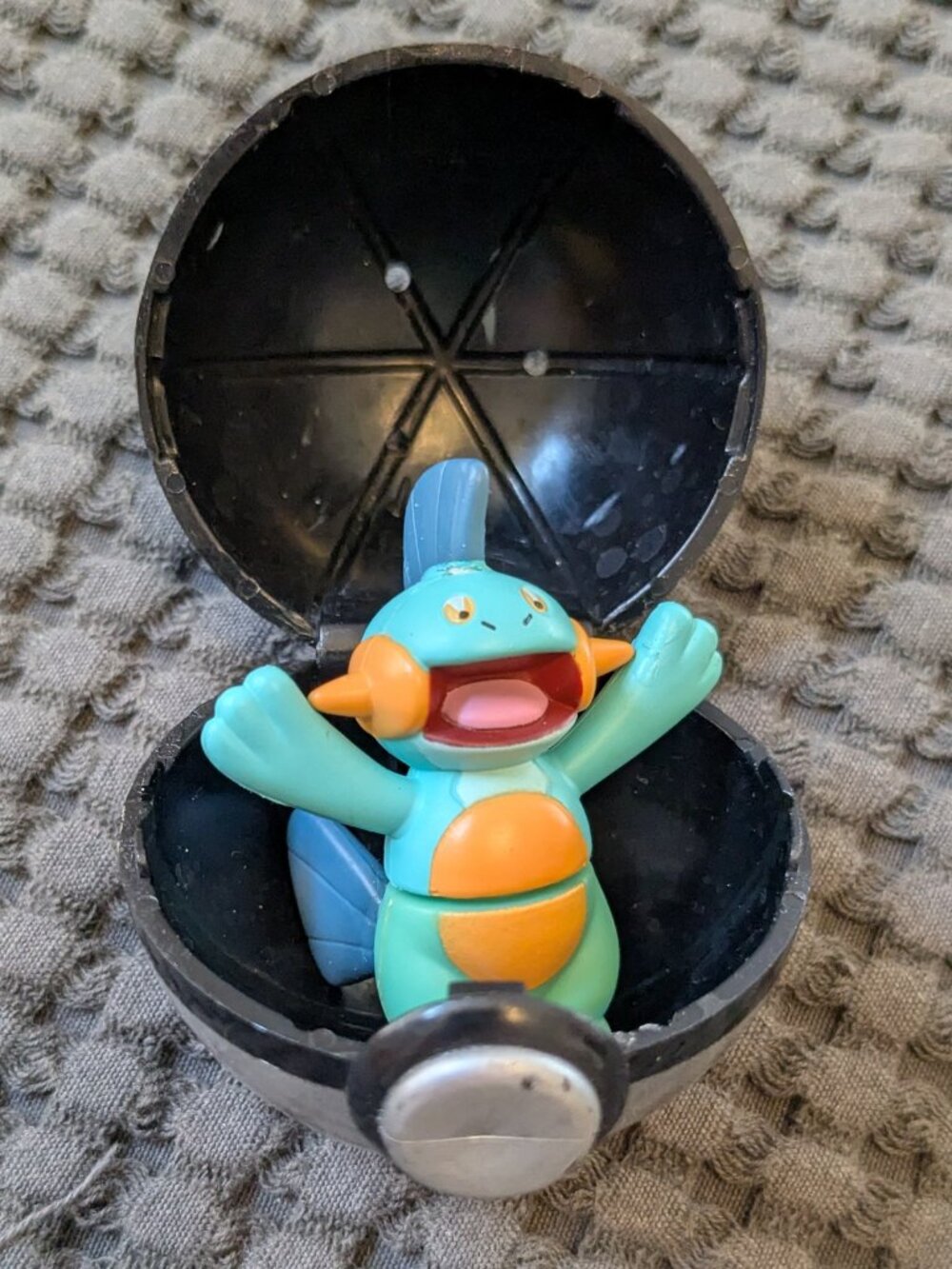 Pokemon Marshtomp Figure Mini 2" with Pokeball 2004